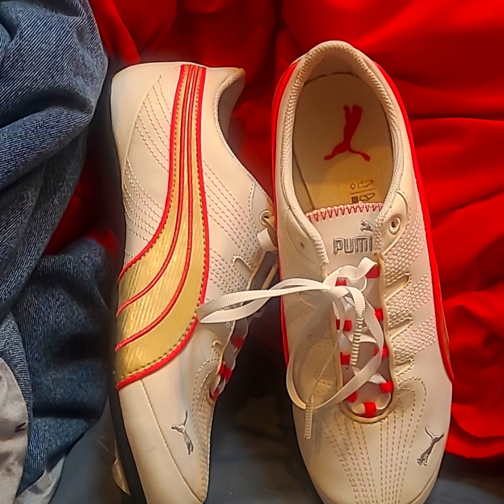 NWOT Puma sneakers
